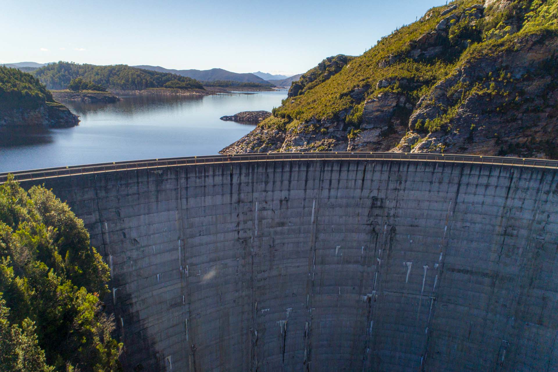 Beeindruckende Aufnahme eines großen Staudamms mit integrierten Sensorkabeln zur Überwachung von Leckagen und Reservoirzuständen.